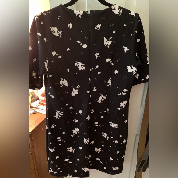 Vince Camuto dress. Over the knee. Straight cut. - Picture 1 of 5